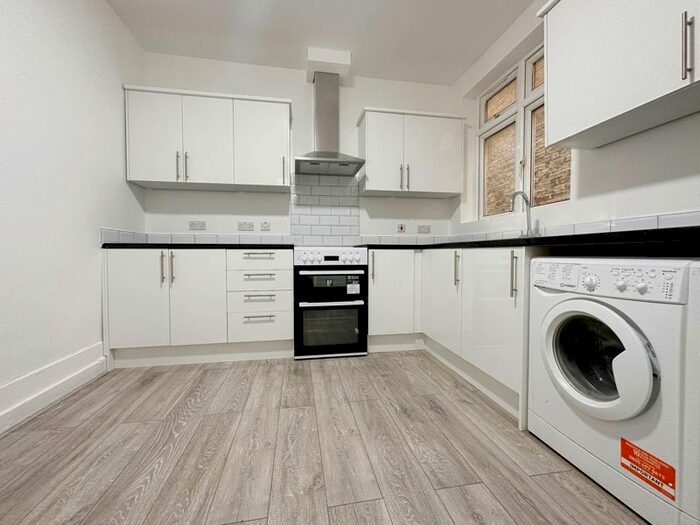 2 Bedroom Detached Bungalow To Rent In London Road, Romford, RM7