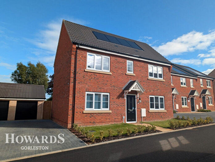 3 Bedroom Detached House For Sale In Kestrel Road, Hopton, NR31