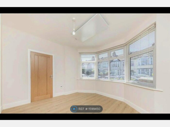 2 Bedroom Flat To Rent In Park Avenue, Mitcham, CR4