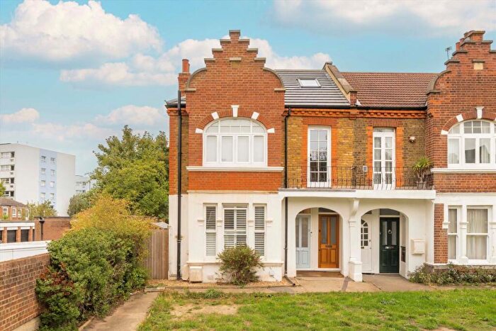 2 Bedroom Maisonette For Sale In Bedford Hill, Balham, SW12