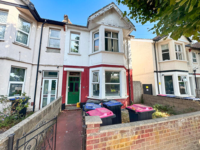 2 Bedroom Flat For Sale In Hamlet Court Road, SS0