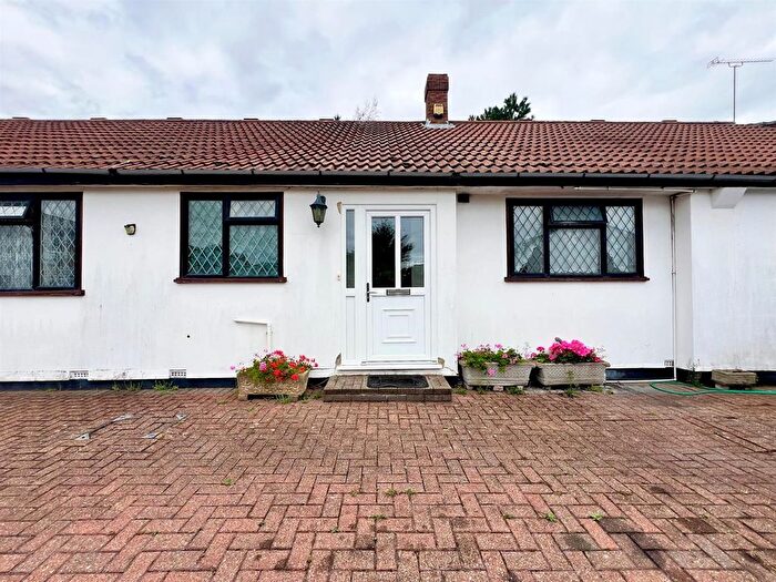 3 Bedroom Bungalow To Rent In Alpha Road, Uxbridge, UB10