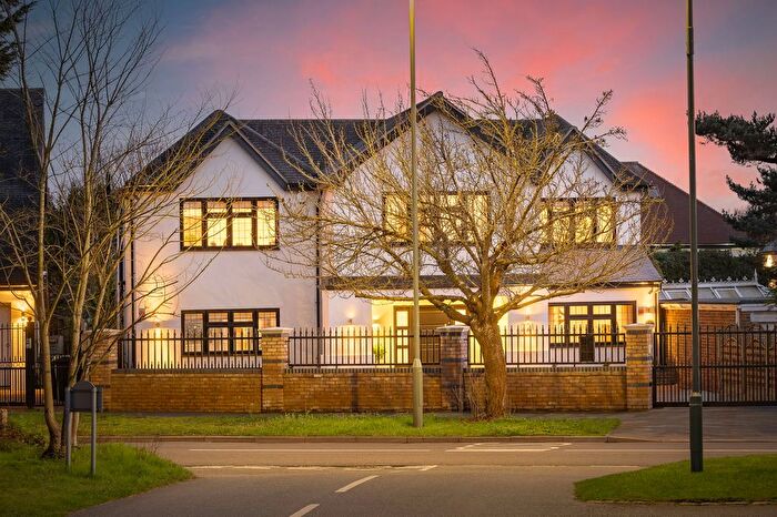 4 Bedroom Detached House For Sale In Leesons Hill, Chislehurst, BR7