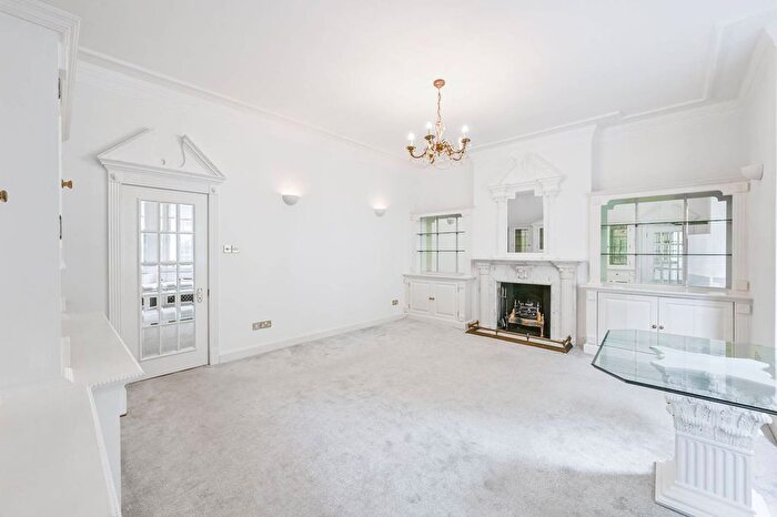 3 Bedroom Flat To Rent In George Street, Marylebone, London, W1H