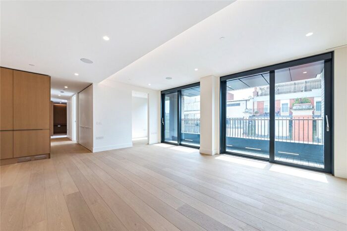 3 Bedroom Flat To Rent In Rathbone Place, London, W1T