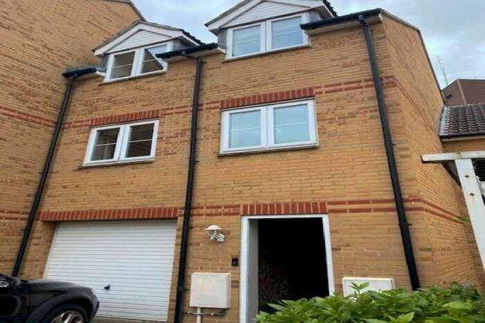 4 Bedroom Town House To Rent In Pollards Way, Taunton, TA1