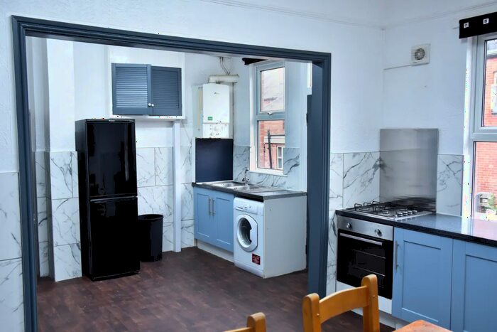 7 Bedroom Terraced House To Rent In Headingley Avenue, Leeds, West Yorkshire, LS6