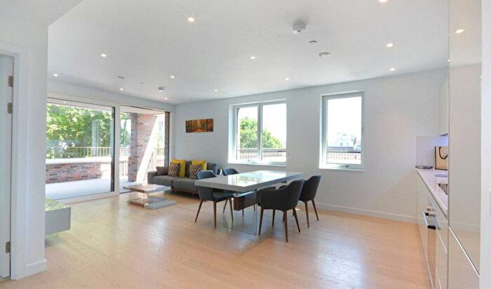 2 Bedroom Flat To Rent In Heygate Street, Elephant And Castle, London, SE17