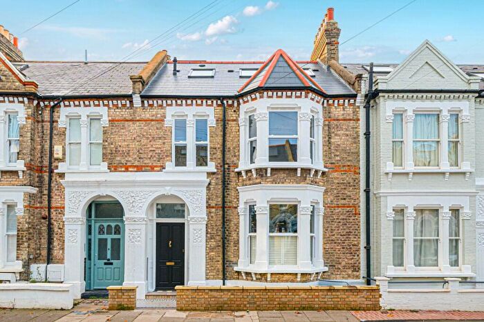 3 Bedroom Flat For Sale In Thirsk Road, London, SW11
