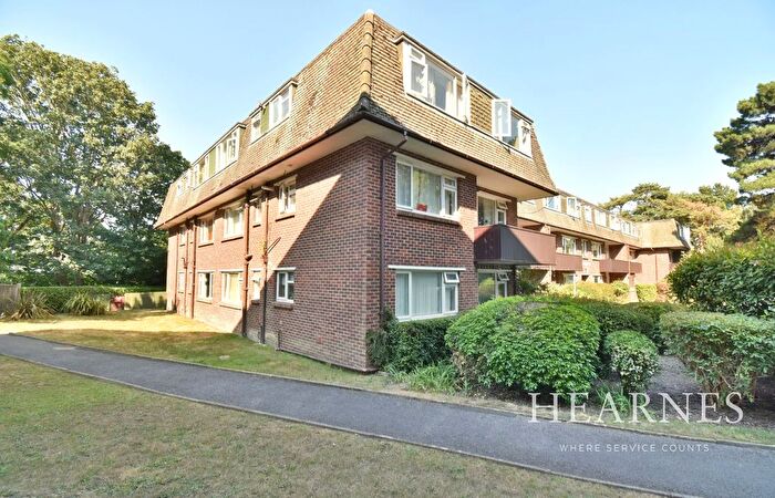 2 Bedroom Flat For Sale In Redhill Drive, Bournemouth, BH10