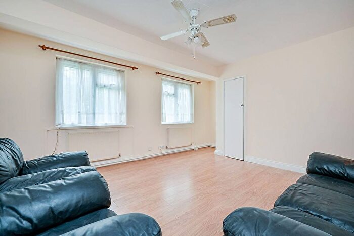 2 Bedroom Flat For Sale In Clayponds Gardens, Ealing, London, W5