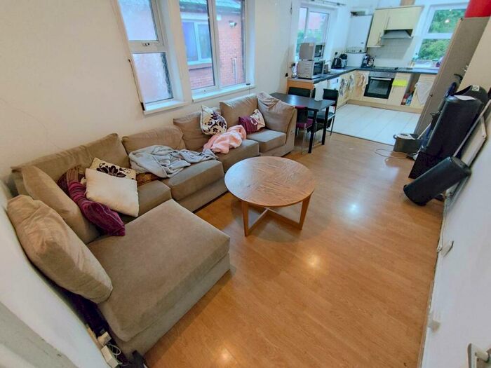 6 Bedroom Flat To Rent In Miskin Street, First Floor Flat, Cathays, Cardiff, CF24