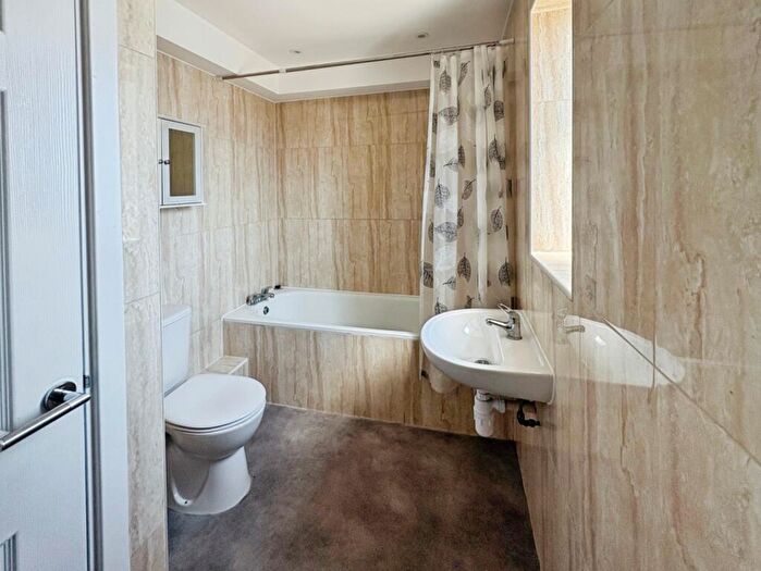 2 Bedroom Apartment To Rent In West Road, Westcliff-On-Sea, SS0