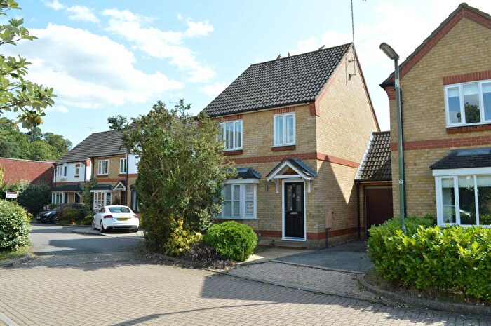 3 Bedroom Link Detached House To Rent In Fernihough Close, Weybridge, KT13