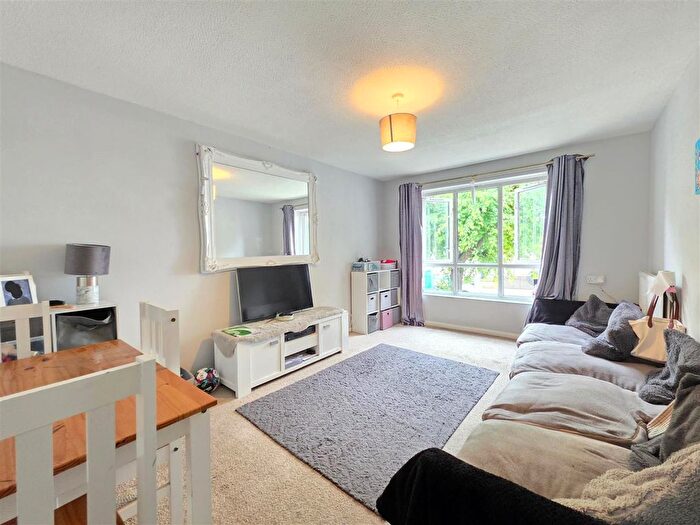 1 Bedroom Flat For Sale In Aidan Close, Dagenham, RM8