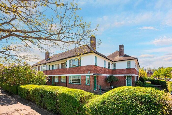 2 Bedroom Apartment To Rent In Ossulton Way, London, N2