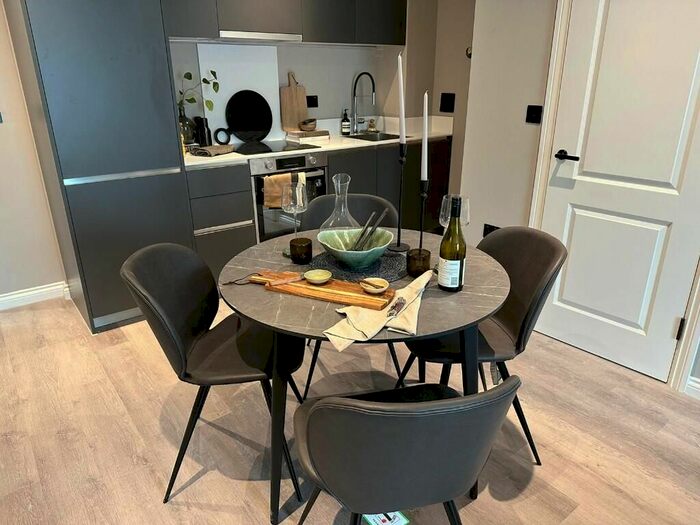 2 Bedroom Flat To Rent In Whitehall Road, Leeds, LS12