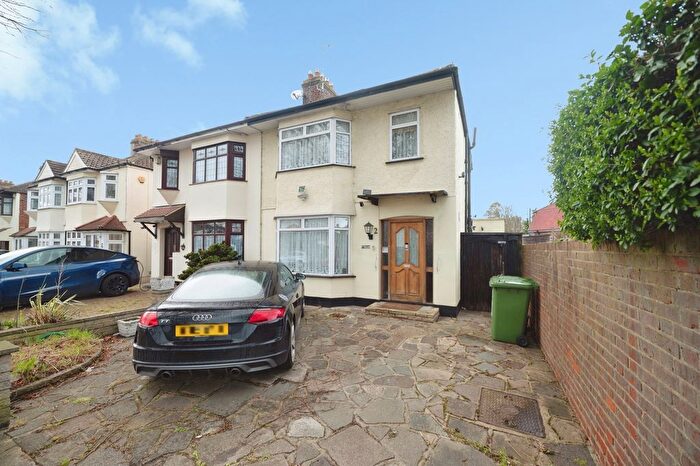 3 Bedroom Semi Detached House For Sale In Suttons Avenue, Hornchurch, RM12