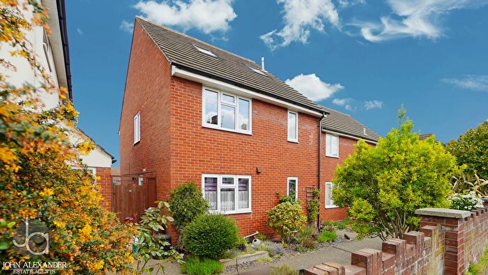 5 Bedroom Link Detached House For Sale In Halstead Road, Lexden, Colchester, CO3