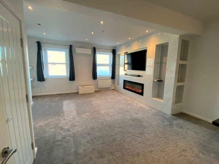 2 Bedroom Maisonette To Rent In London Road, Portsmouth, PO2