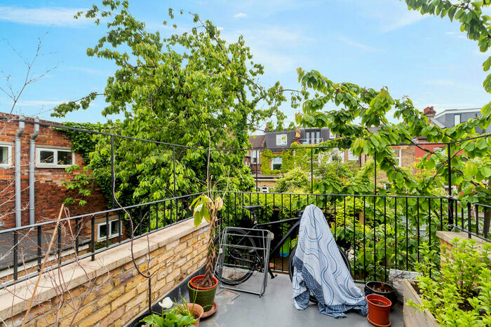 2 Bedroom Apartment To Rent In Hewitt Road, N8
