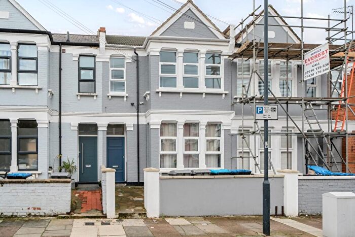 Flat To Rent In Larch Road London, NW2