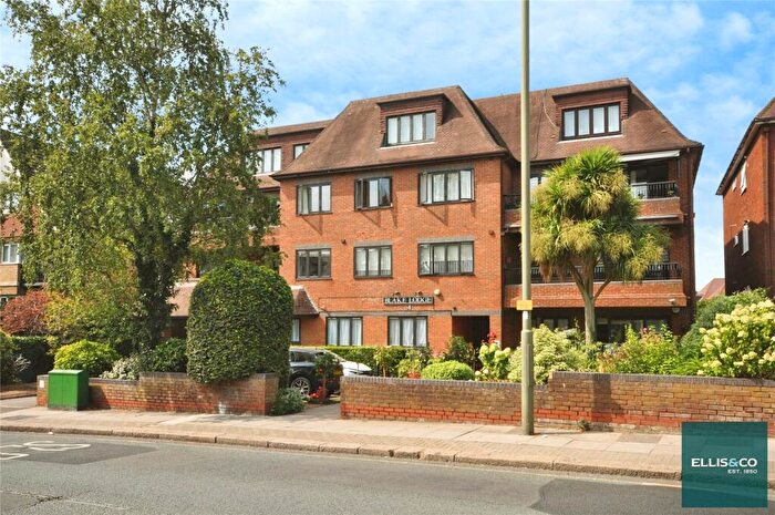3 Bedroom Apartment To Rent In Hendon Lane, Finchley, N3