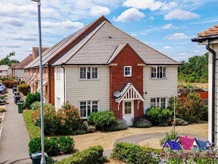 3 Bedroom Semi-Detached House For Sale In Malt Kiln Place, Dartford, Kent, DA2