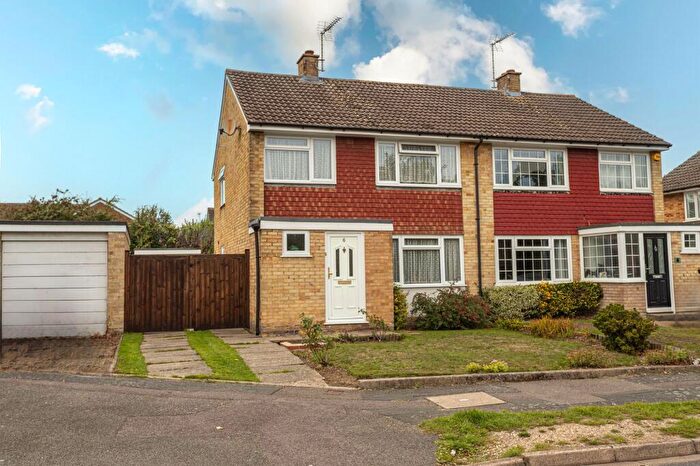 3 Bedroom Semi-Detached House For Sale In Aylesham Way, Yateley, GU46