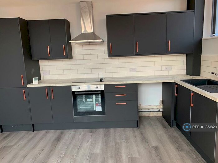 1 Bedroom Flat To Rent In Town Street, Leeds, LS28