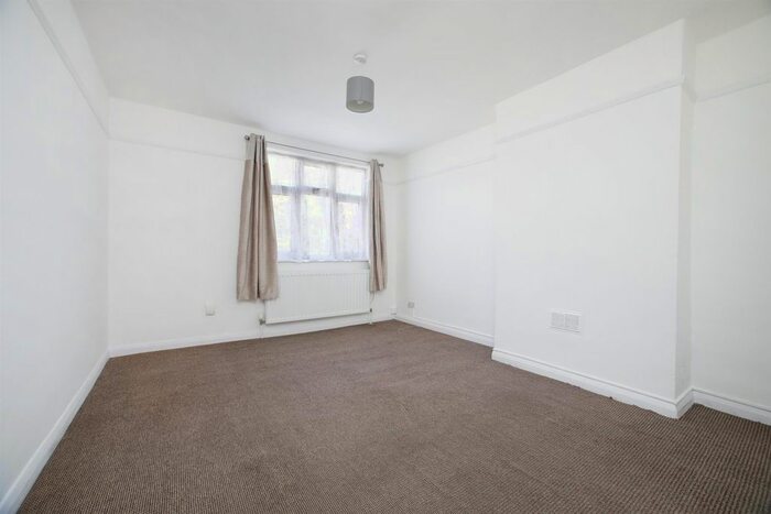 2 Bedroom Flat To Rent In Errol Gardens, New Malden, KT3