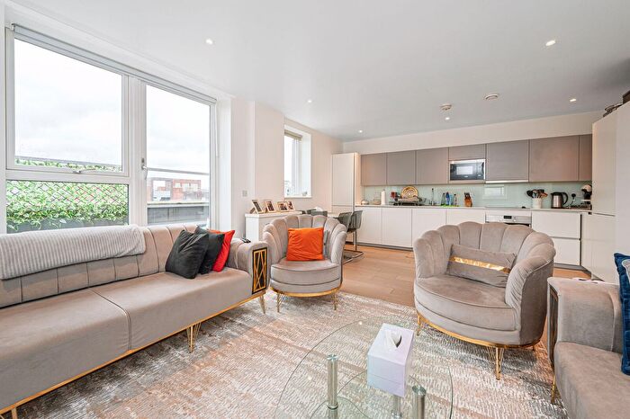 3 Bedroom Flat For Sale In Wilkinson Close, Cricklewood, London, NW2