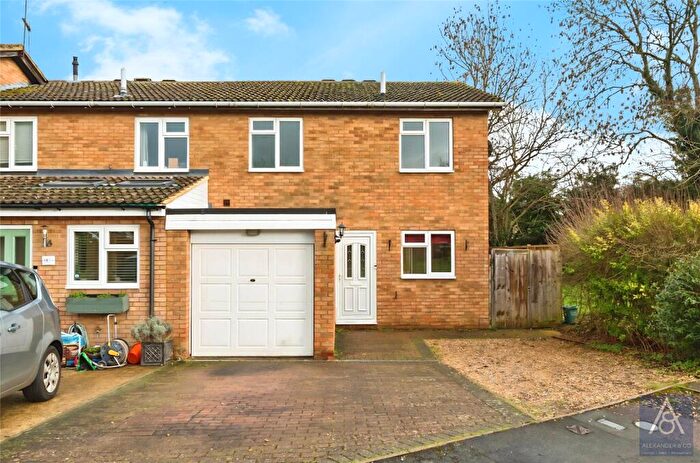 3 Bedroom End Of Terrace House For Sale In Hilltop Avenue, Buckingham, Buckinghamshire, MK18
