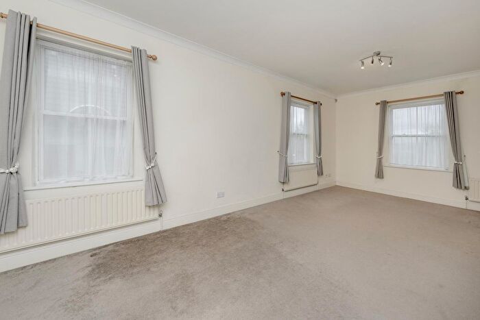 2 Bedroom Flat For Sale In Devonshire House, Woodside Park, London, N12