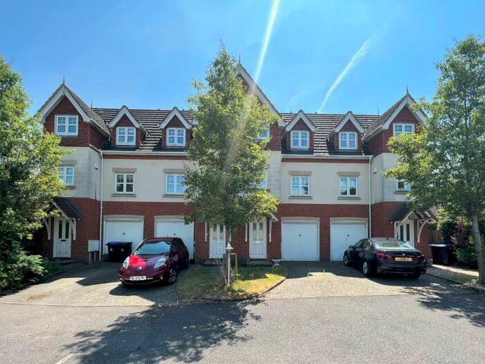 3 Bedroom Town House To Rent In Woking, GU22