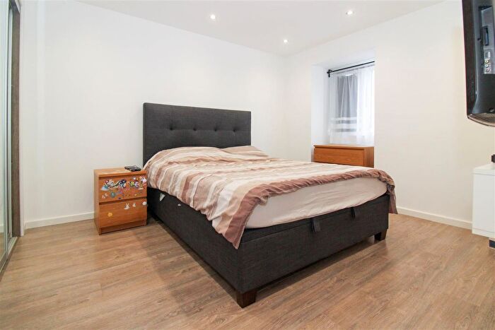 2 Bedroom Flat For Sale In Daubeney Gardens, London, N17