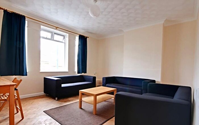 4 Bedroom Flat To Rent In Holdenhurst Road, Bournemouth, BH8