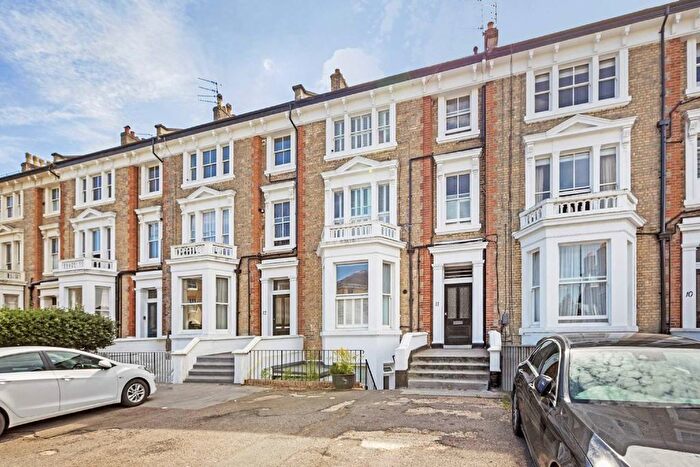 2 Bedroom Flat For Sale In The Barons, St Margarets, TW1