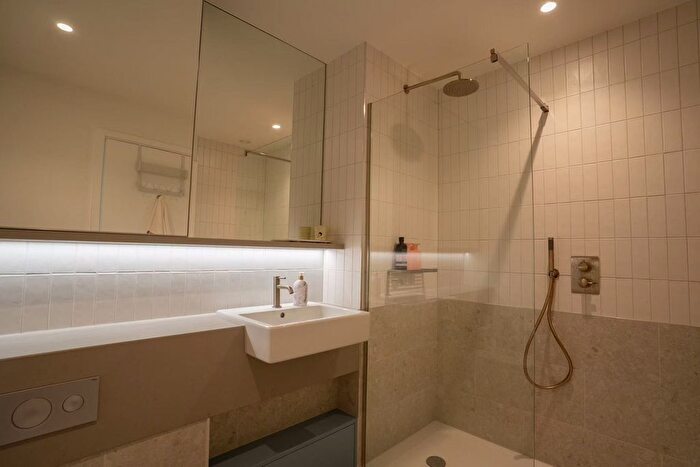 2 Bedroom Flat To Rent In Ribbon Lane, London, NW2
