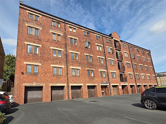 2 Bedroom Flat For Sale In Canal Road, Riddlesden, Keighley, BD20