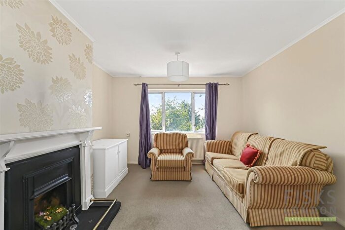 2 Bedroom Flat To Rent In Beansland Grove, Romford, RM6
