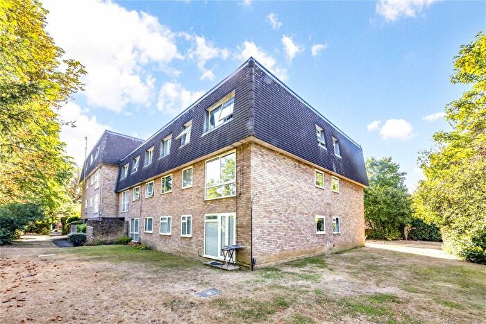 1 Bedroom Flat To Rent In Fairlawns, Addlestone, KT15