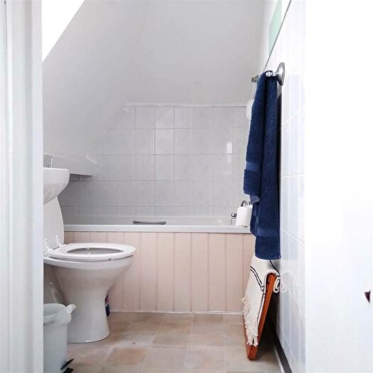 Studio For Sale In Fox Lane, Palmers Green, N13