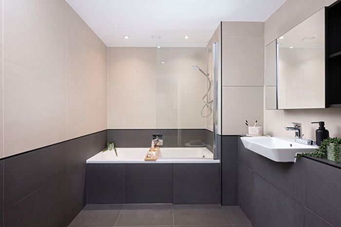 1 Bedroom Flat For Sale In Joseph Avenue, Friary Park, London, W3