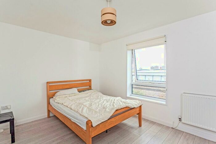 3 Bedroom Flat To Rent In Lovelinch Close, London, SE15