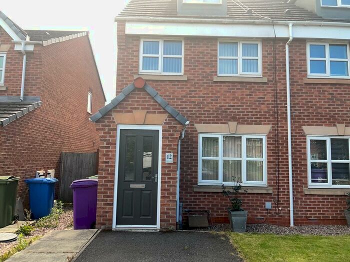 3 Bedroom House To Rent In Mystery Close, L15