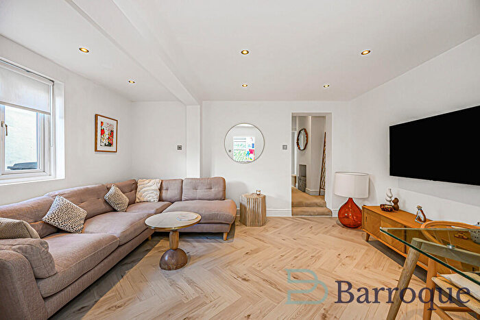 2 Bedroom Flat For Sale In Leicester Road, Barnet, EN5
