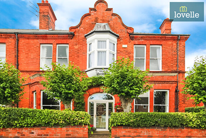 6 Bedroom Semi-Detached House For Sale In Abbey Drive West, Grimsby, DN32