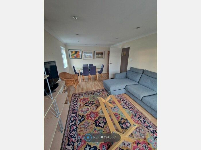 2 Bedroom Flat To Rent In Cranborne Close, Potters Bar, EN6