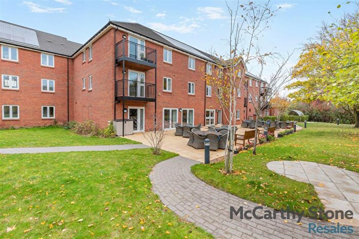 2 Bedroom Flat For Sale In Oakhill Place, High View, Bedford, Bedfordshire, MK41